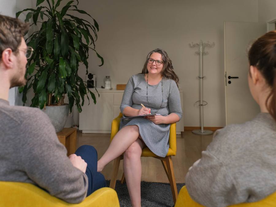 Eine Paartherapie in Düsseldorf: Wir sehen ein Paar in einer Therapie bei Karolina Goralski.